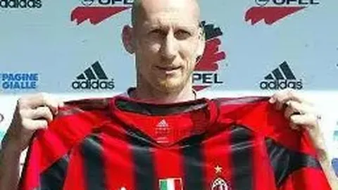 首支亚冬会入境团队今日抵哈，央视新闻客户端报道。